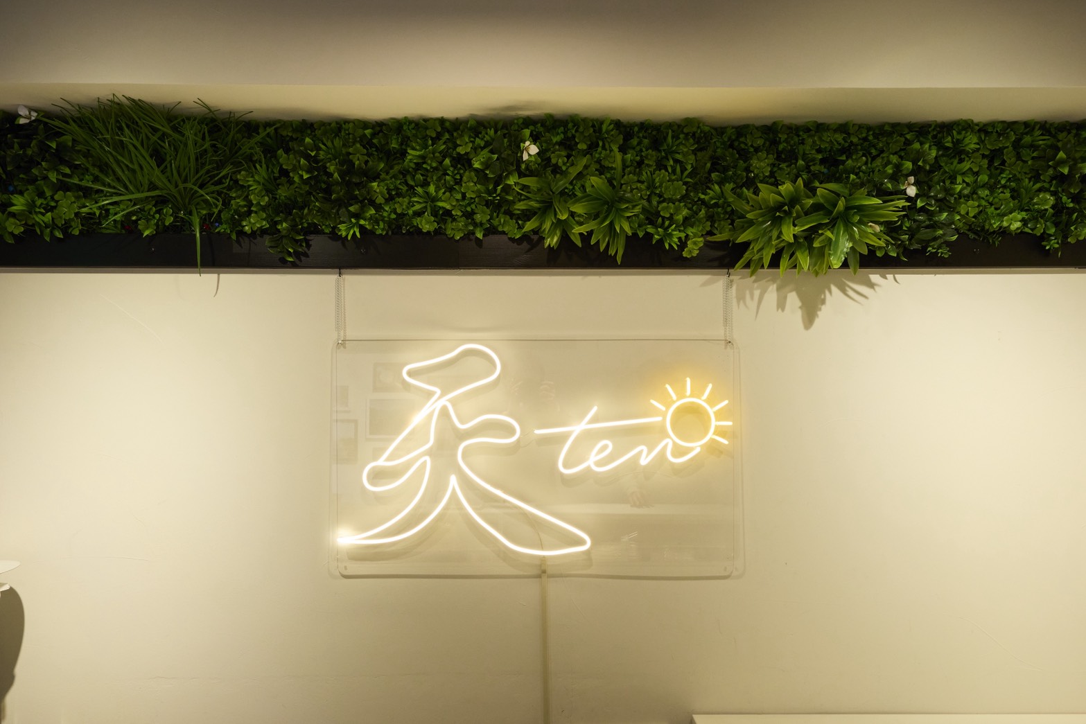 天 -ten- 店内（ネオンサイン）